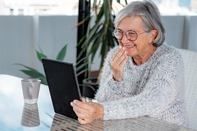 cómo afecta la tecnología en los adultos mayores