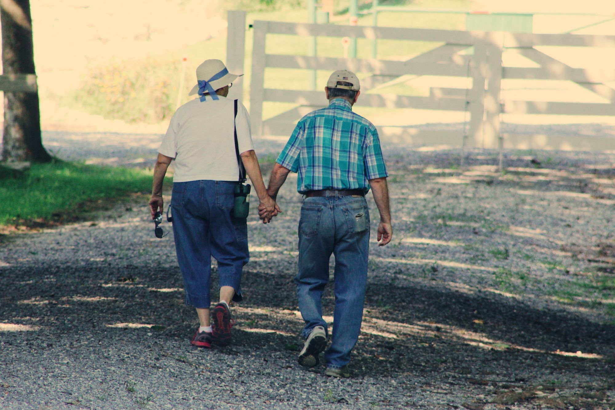 beneficios-caminar-adultos-mayores