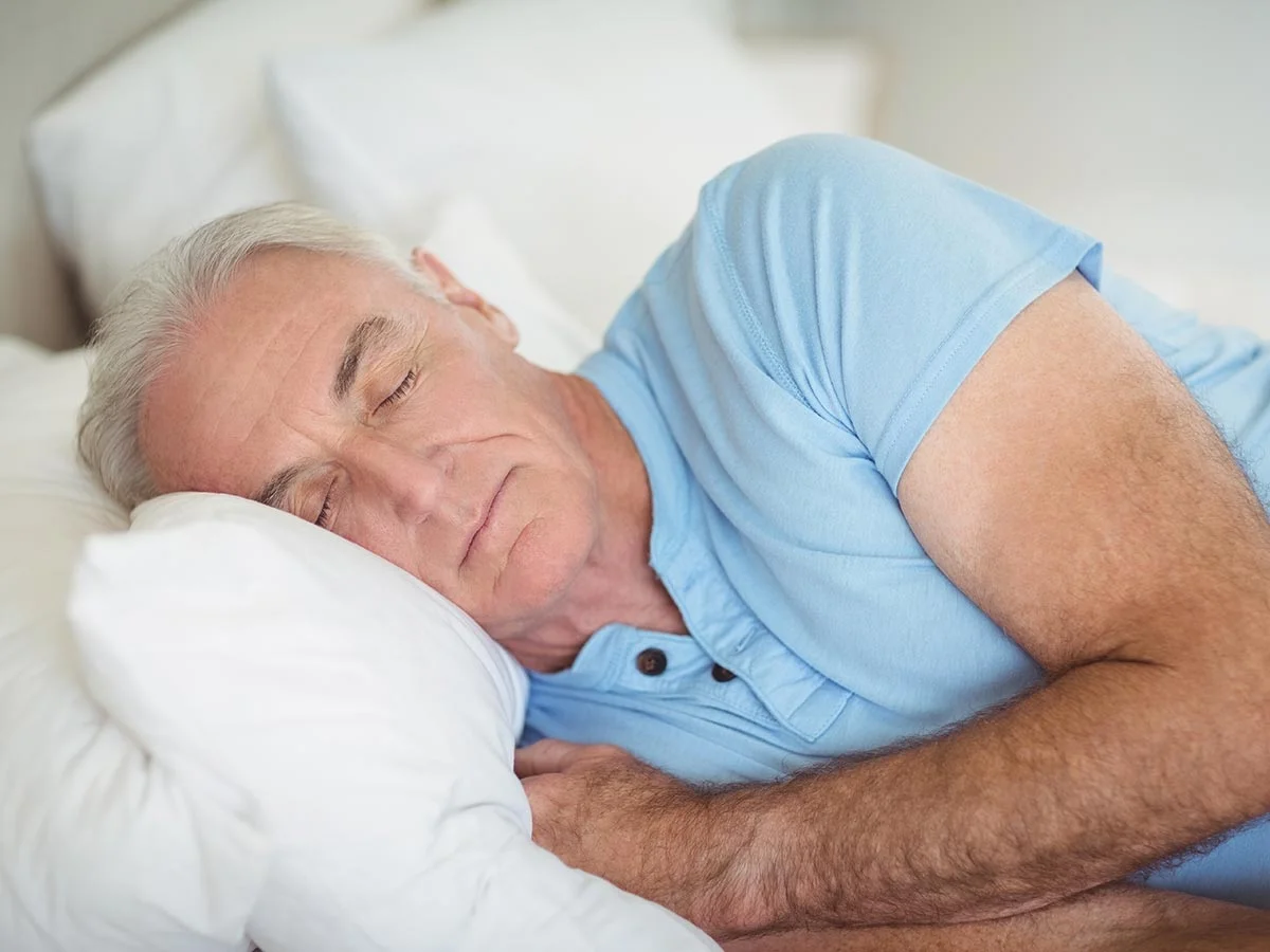 Por qué un adulto mayor duerme mucho