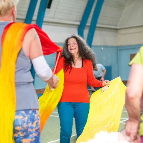 Persona con demencia disfrutando ejercicios en un gimnasio