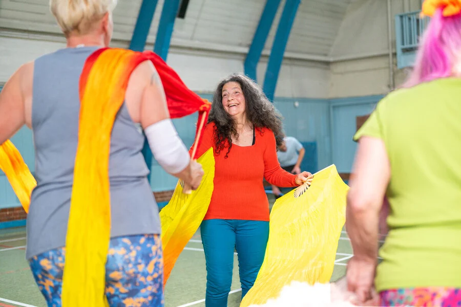 Persona con demencia disfrutando ejercicios en un gimnasio