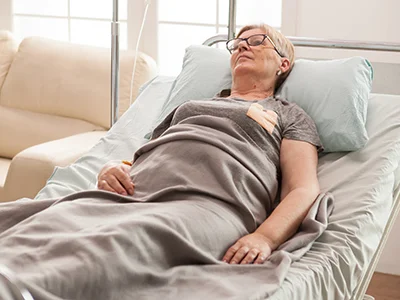 Cómo mudar a un adulto mayor postrado