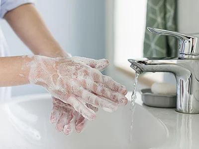 Cómo mudar a un adulto mayor postrado