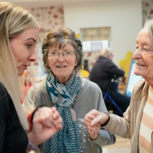 Comportamientos repetitivos en la demencia: qué son, por qué ocurren y cómo manejarlos