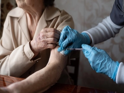 Enfermero vacuna contra neumococo a adulto mayor
