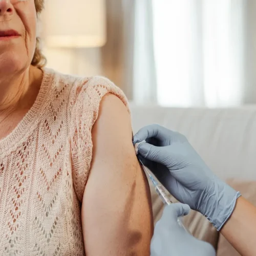 Vacuna contra el neumococo para el adulto mayor: prevención, dosis y cuidados